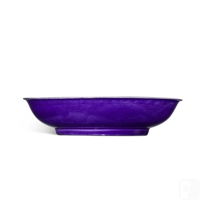 An incised aubergine-glazed 'dragon' dish, Mark and period of Qianlong | 清乾隆 茄皮紫釉暗刻雲龍紋盤 《大清乾隆年製》款 - 图2